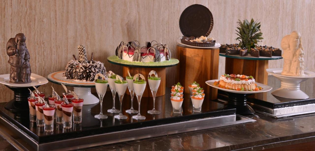 Holiday Inn Chandigarh Panchkula, An Ihg Hotel Eksteriør billede A dessert buffet