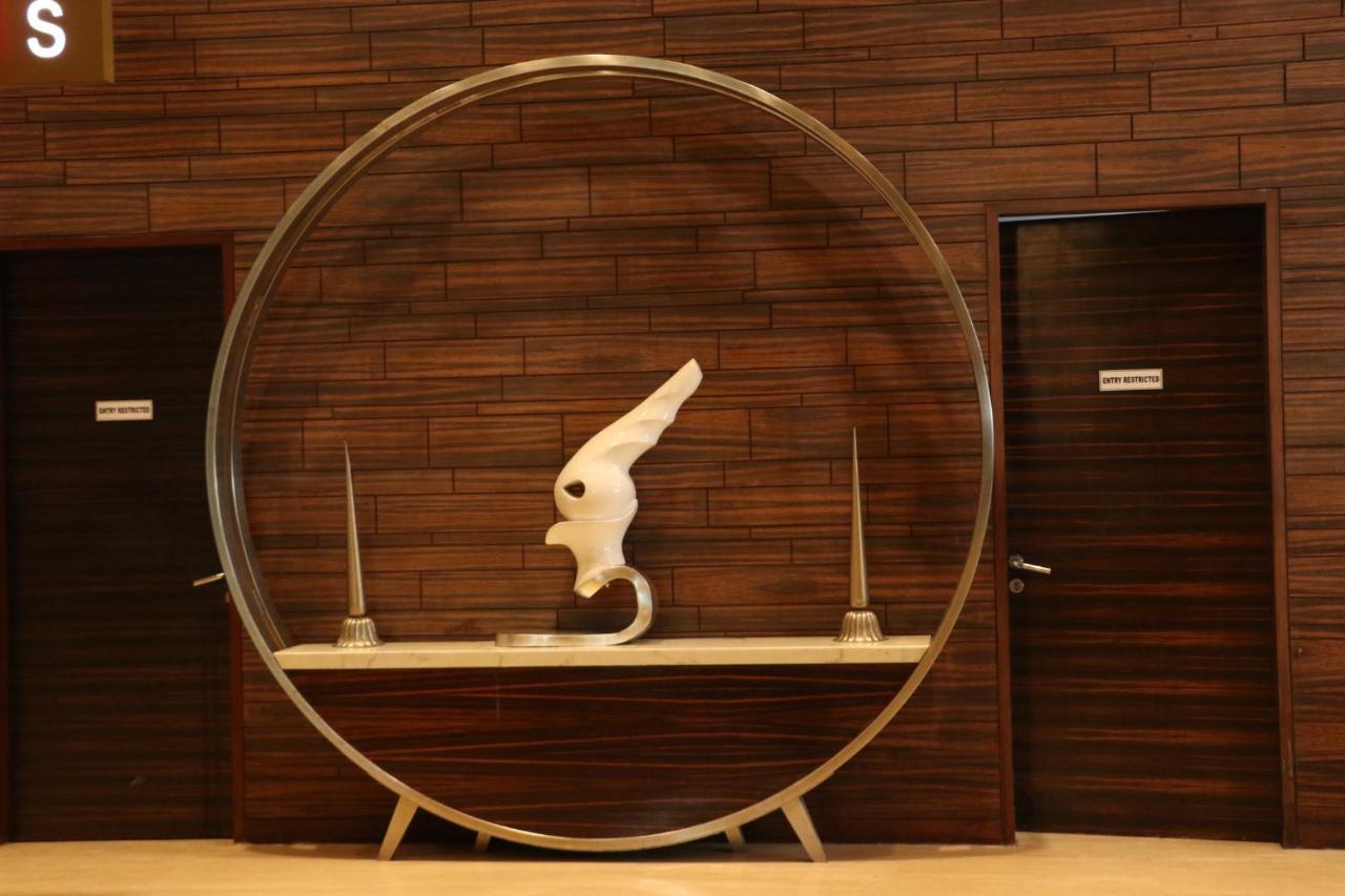 Holiday Inn Chandigarh Panchkula, An Ihg Hotel Eksteriør billede The sculpture of the hotel's logo
