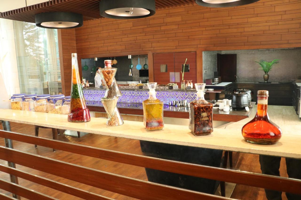 Holiday Inn Chandigarh Panchkula, An Ihg Hotel Eksteriør billede A selection of liqueurs