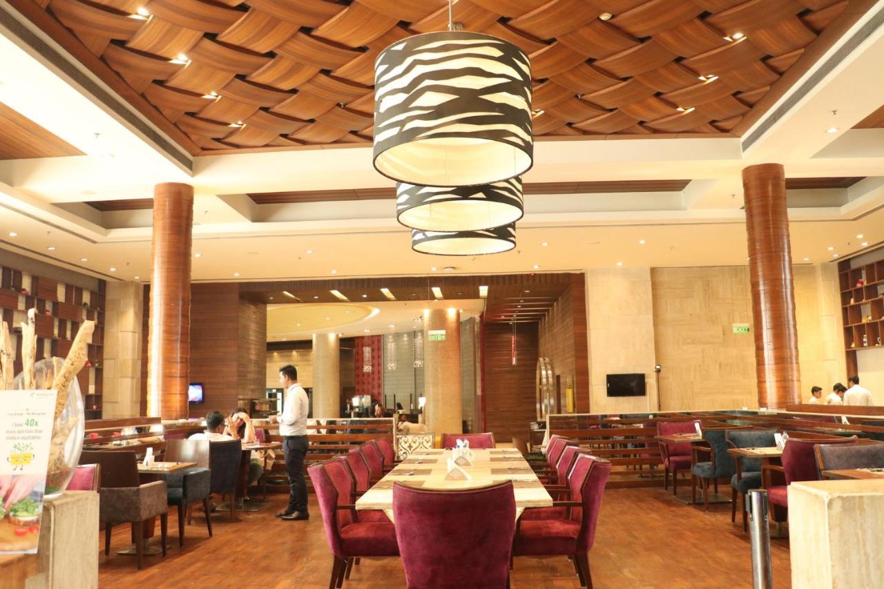 Holiday Inn Chandigarh Panchkula, An Ihg Hotel Eksteriør billede The interior of the restaurant