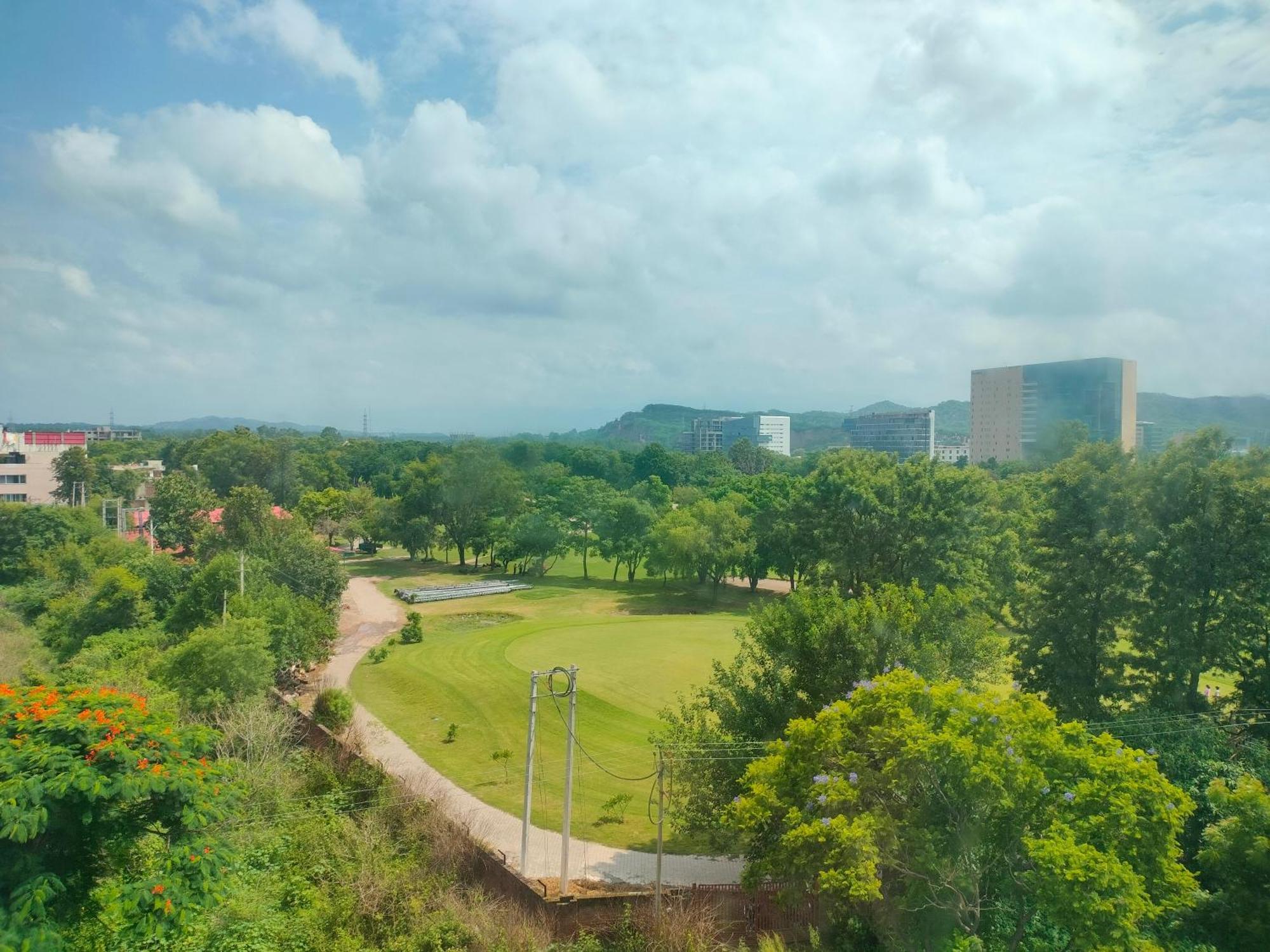 Holiday Inn Chandigarh Panchkula, An Ihg Hotel Eksteriør billede View of the campus