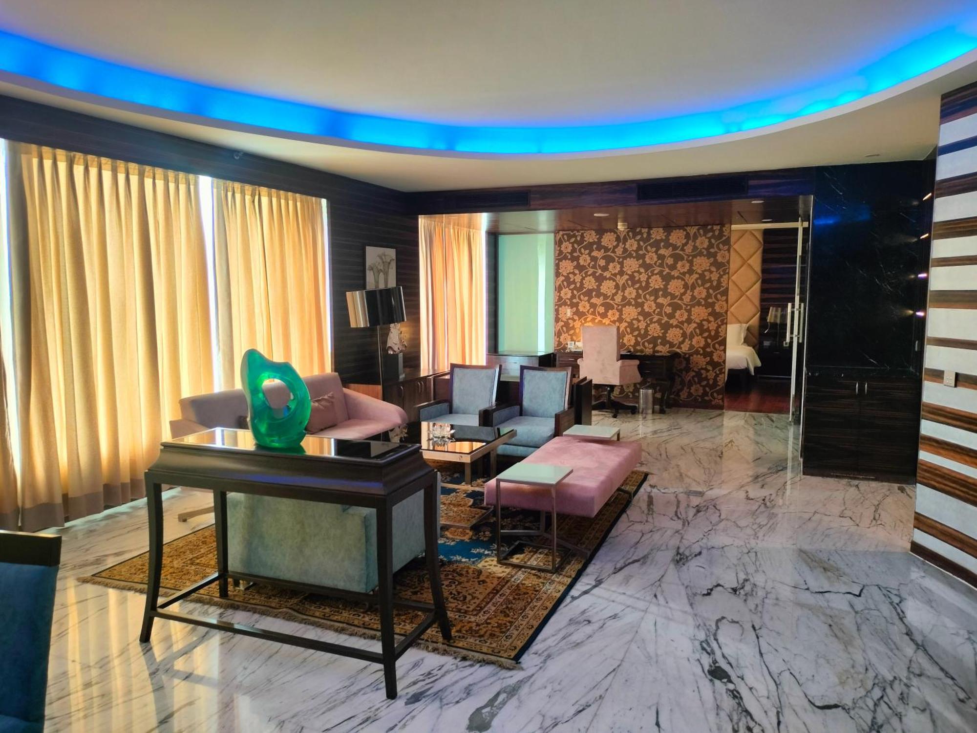 Holiday Inn Chandigarh Panchkula, An Ihg Hotel Eksteriør billede A living room in a luxury apartment