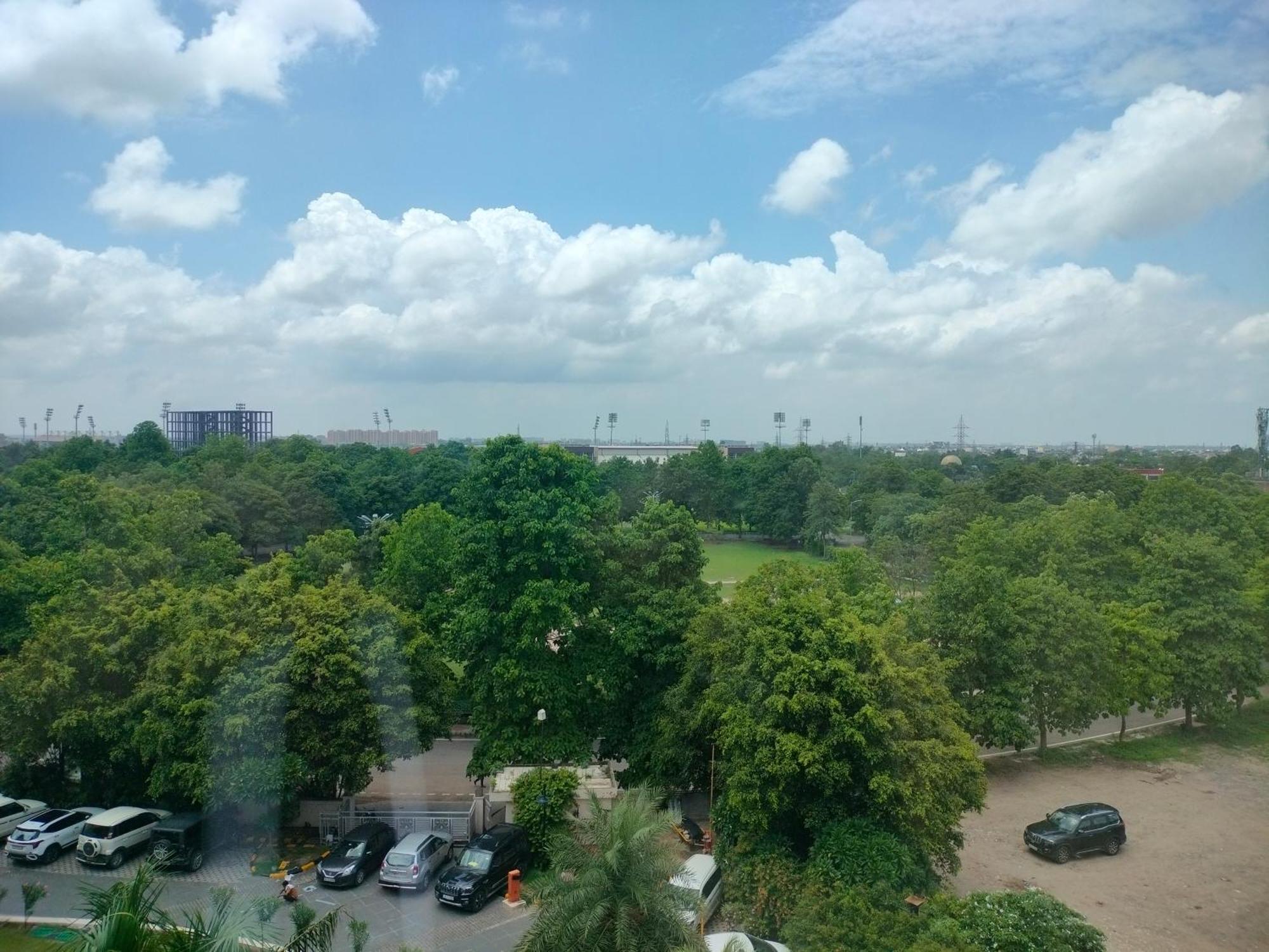 Holiday Inn Chandigarh Panchkula, An Ihg Hotel Eksteriør billede View of the park from the hotel