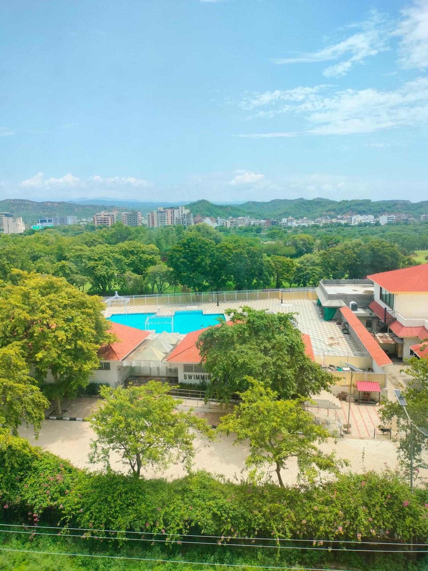 Holiday Inn Chandigarh Panchkula, An Ihg Hotel Eksteriør billede Swimming pool