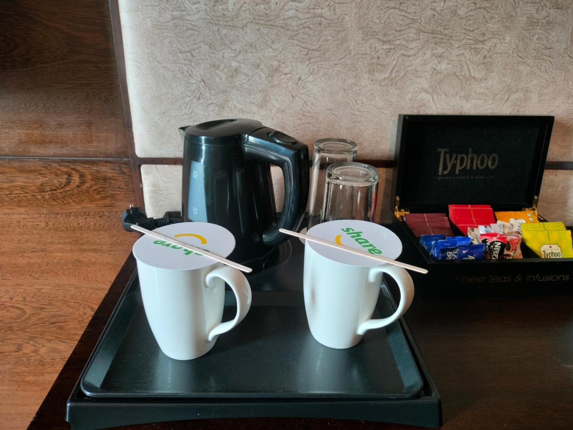Holiday Inn Chandigarh Panchkula, An Ihg Hotel Eksteriør billede A kettle and two cups in a hotel room