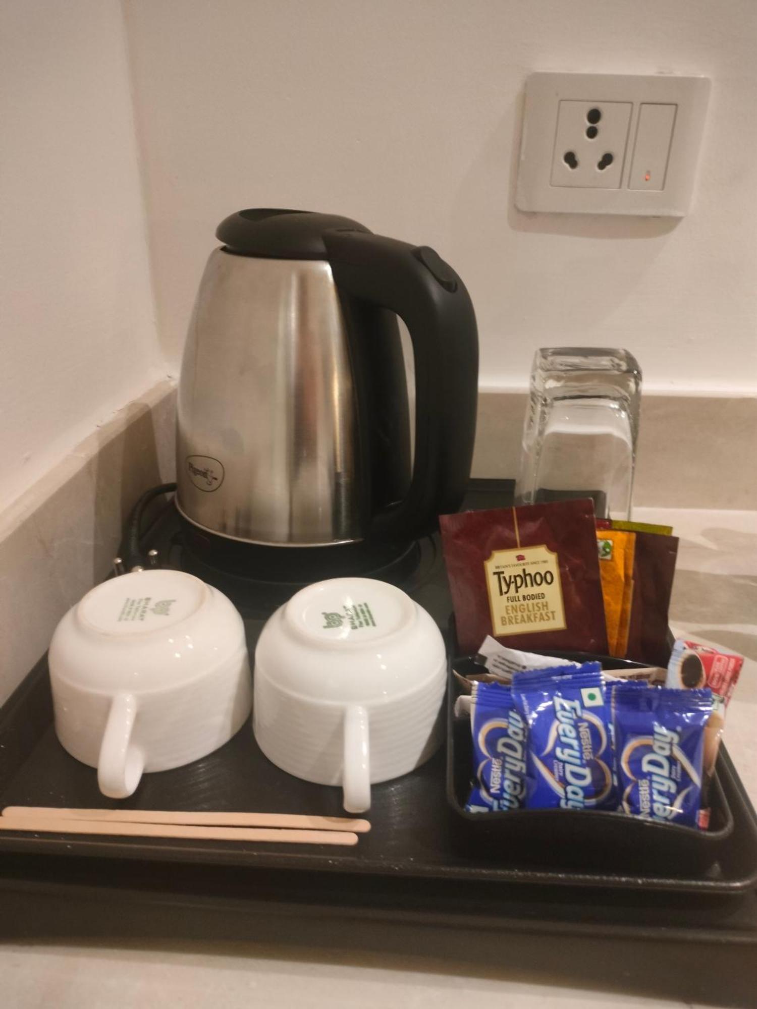 Holiday Inn Chandigarh Panchkula, An Ihg Hotel Eksteriør billede A kettle with tea bags and cups