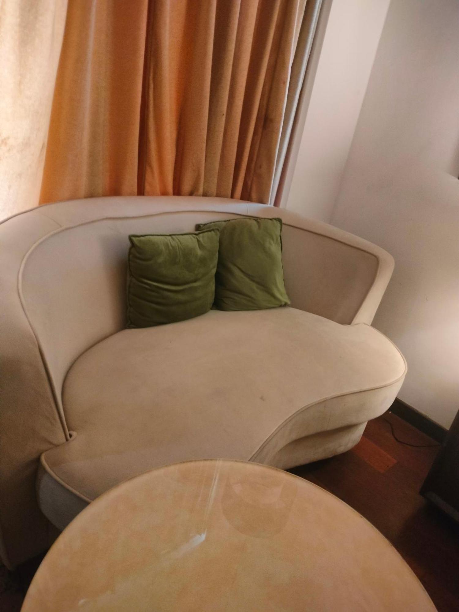 Holiday Inn Chandigarh Panchkula, An Ihg Hotel Eksteriør billede A sofa in a hotel room