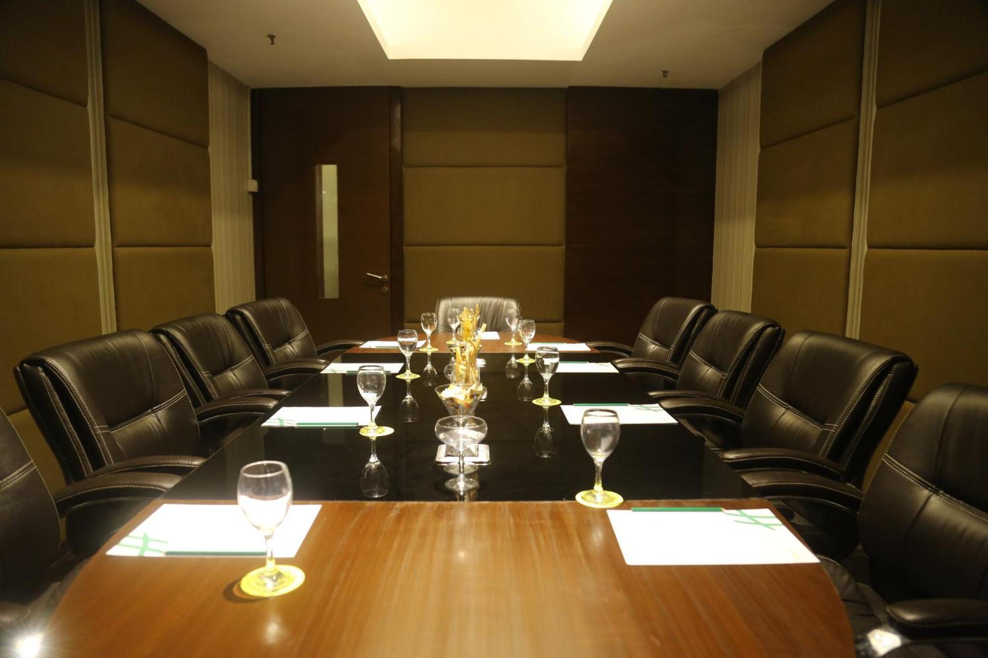 Holiday Inn Chandigarh Panchkula, An Ihg Hotel Eksteriør billede A boardroom